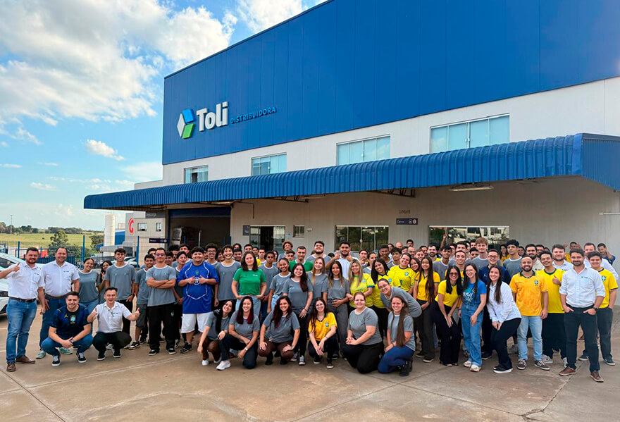 Equipe da Toli Distribuidora Maringá no dia de comemoração de 18 anos da unidade