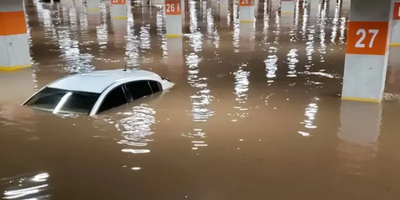 Carro submerso em shopping de São Paulo