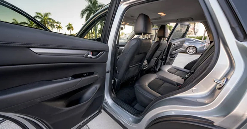 Porta de carro aberta com borracha automotiva